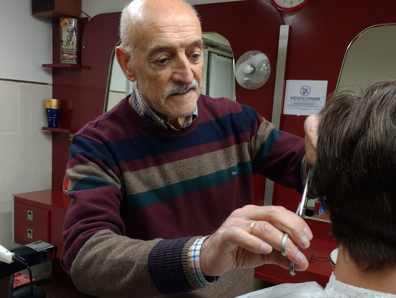 Gino il barbiere ha attaccato le forbici al chiodo