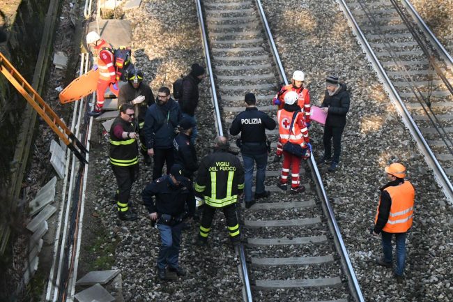 Uomo muore travolto dal treno a Monza