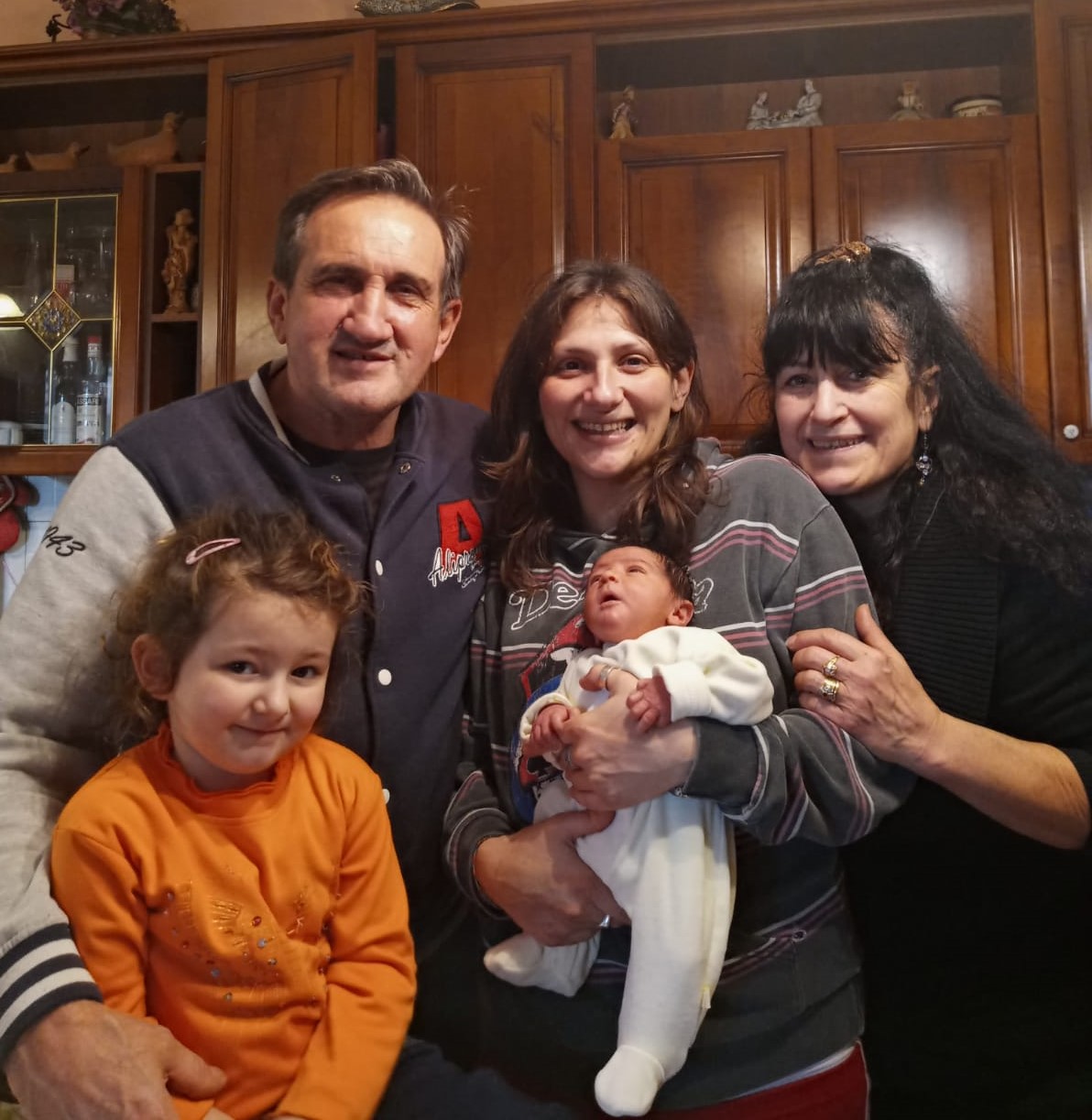 Parto in casa a Ghedi: nonno Tiziano è già l’eroe del piccolo Liam