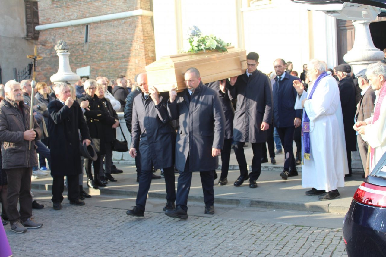 Una folla commossa a Dello per l’ultimo saluto a Roberto Castelli