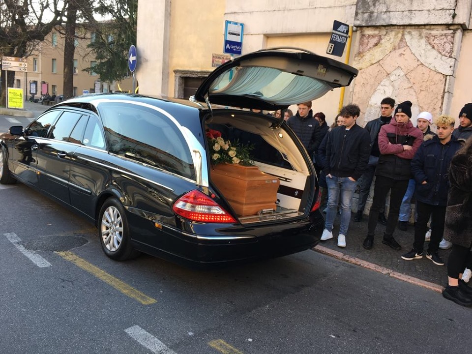 Marin Moustafa: in tantissimi a Salò per l’ultimo saluto al 18enne