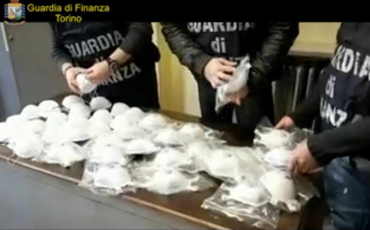 Stroncato il business illegale delle mascherine a 5mila euro VIDEO