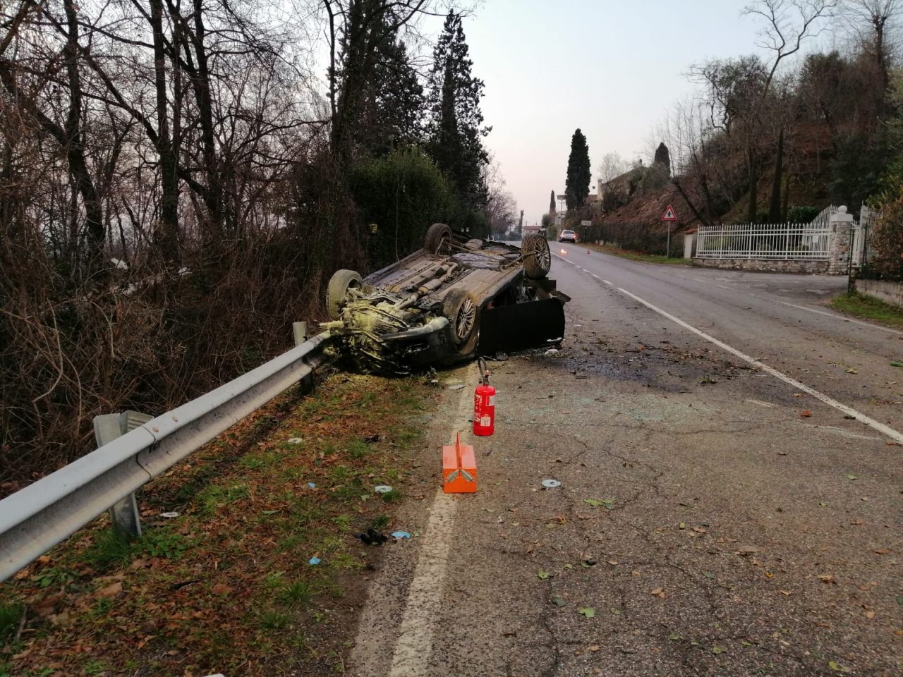 Auto esce di strada e prende fuoco a Lonato