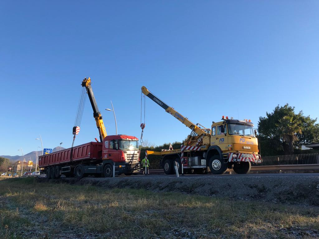 Camion fuori strada, bloccata la provinciale a Capriolo
