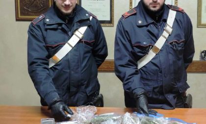 Inseguito dai carabinieri, getta la droga dal finestrino: arrestato