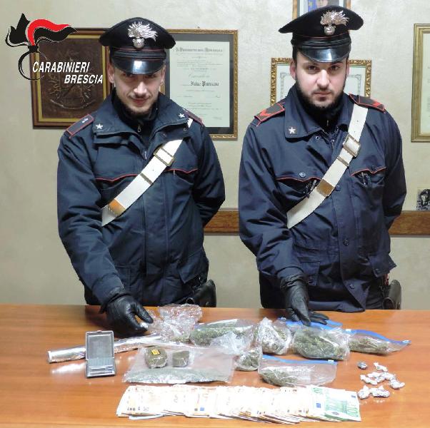 Inseguito dai carabinieri, getta la droga dal finestrino: arrestato