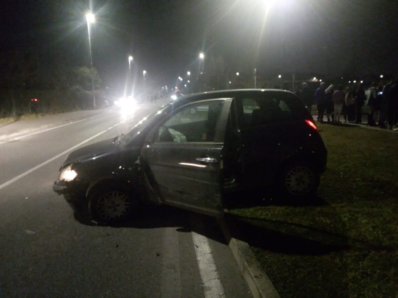 Provoca un incidente, abbandona l’auto e scappa