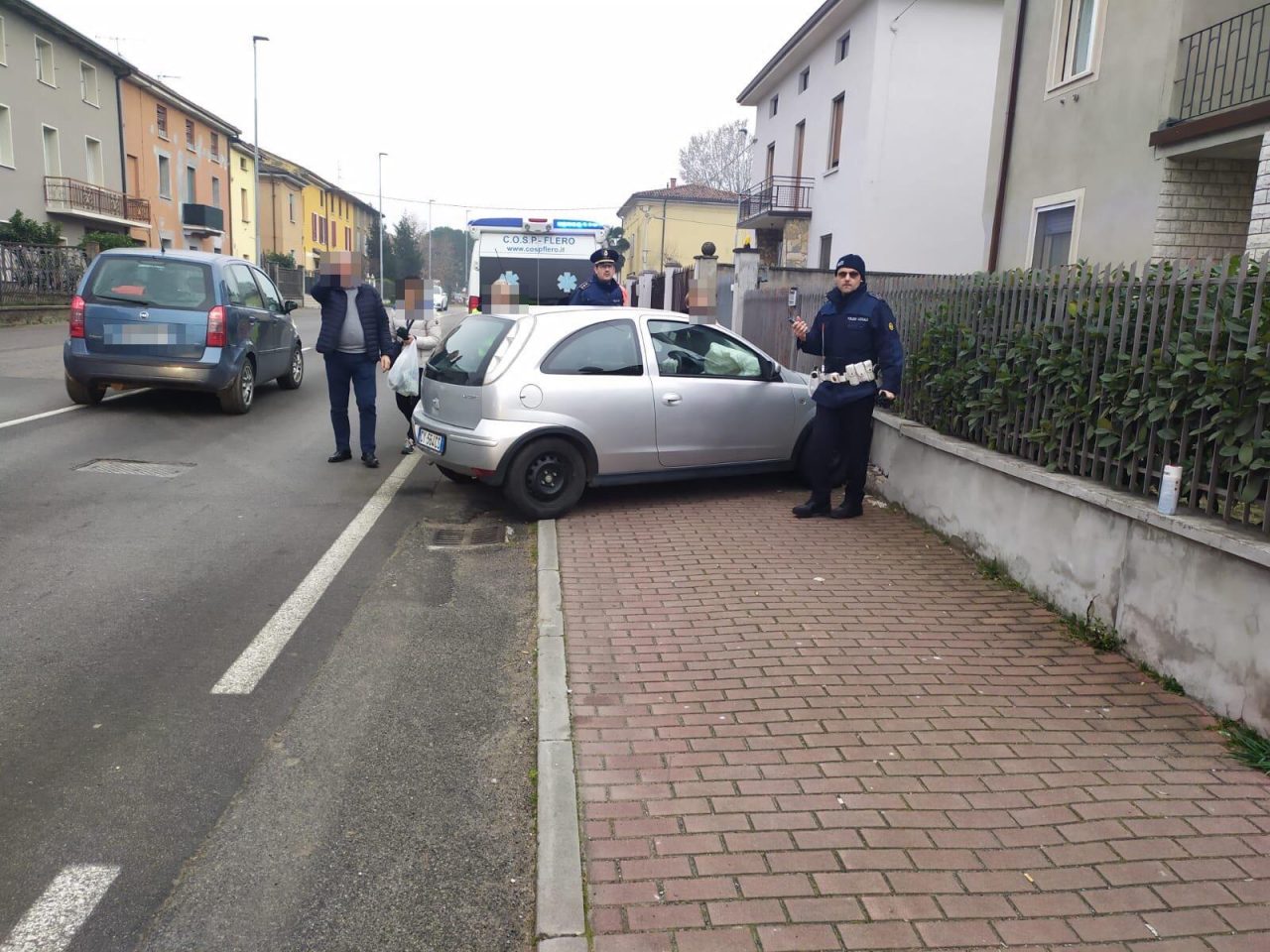 Si scontra con un camion e finisce contro un muro