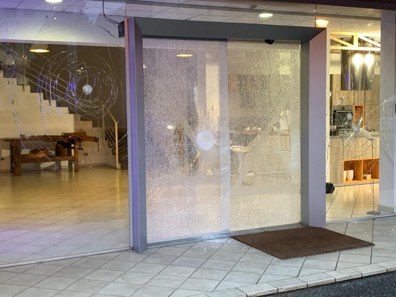 Con un’ascia in mano semina il panico in città VIDEO