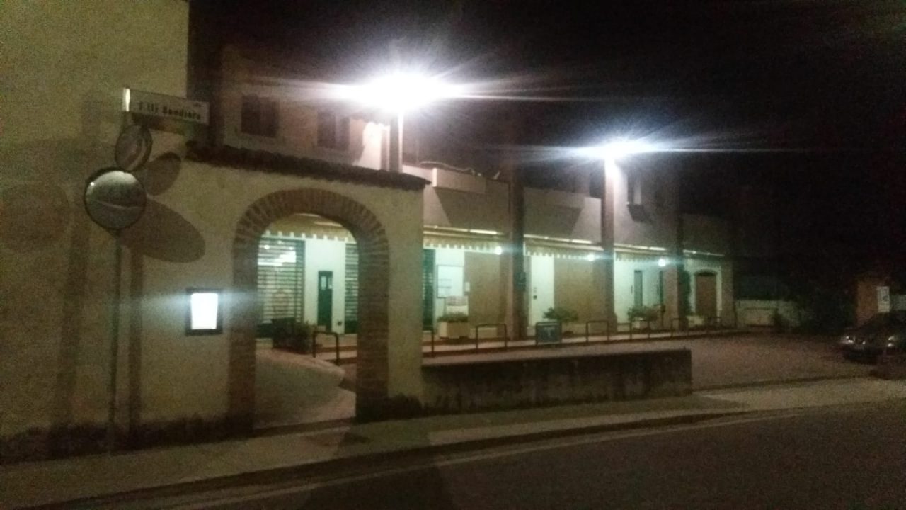 Tentano di rapinare la farmacia e fuggono gettandosi nel Mella