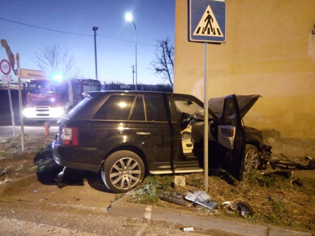 Scontro tra due auto: Vigili del fuoco in azione a Cologne