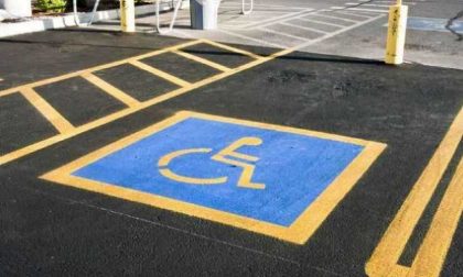 Parcheggiano sul posto dei disabili: beccati, i vigili si "automultano"