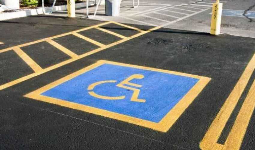 Parcheggiano sul posto dei disabili: beccati, i vigili si “automultano”