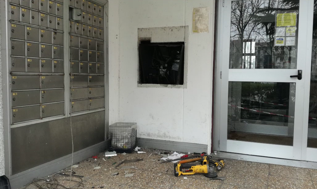 Fanno saltare il bancomat ma sono costretti a scappare con pochi euro