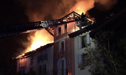 Maxi incendio in paese: tetto completamente divorato dalle fiamme VIDEO E GALLERY