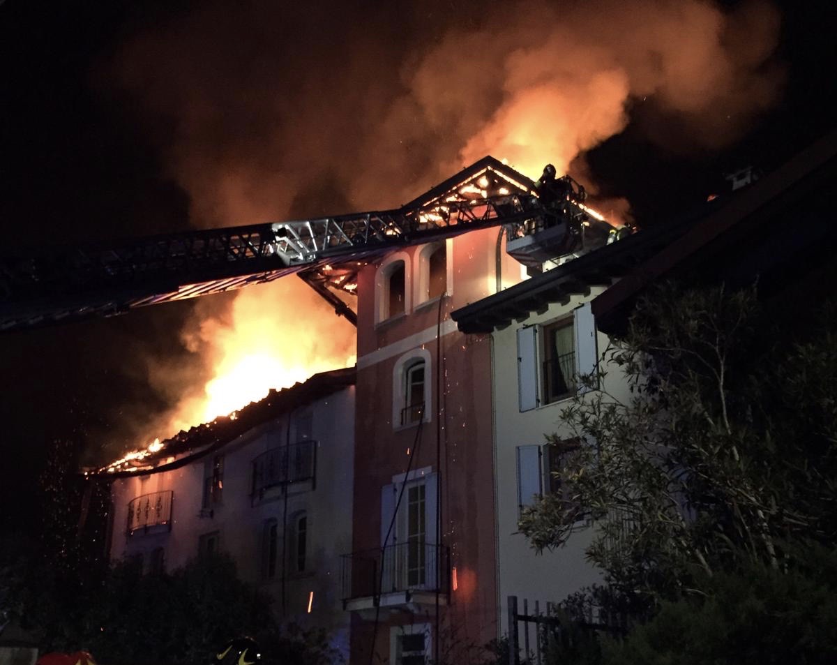 Maxi incendio in paese: tetto completamente divorato dalle fiamme VIDEO E GALLERY