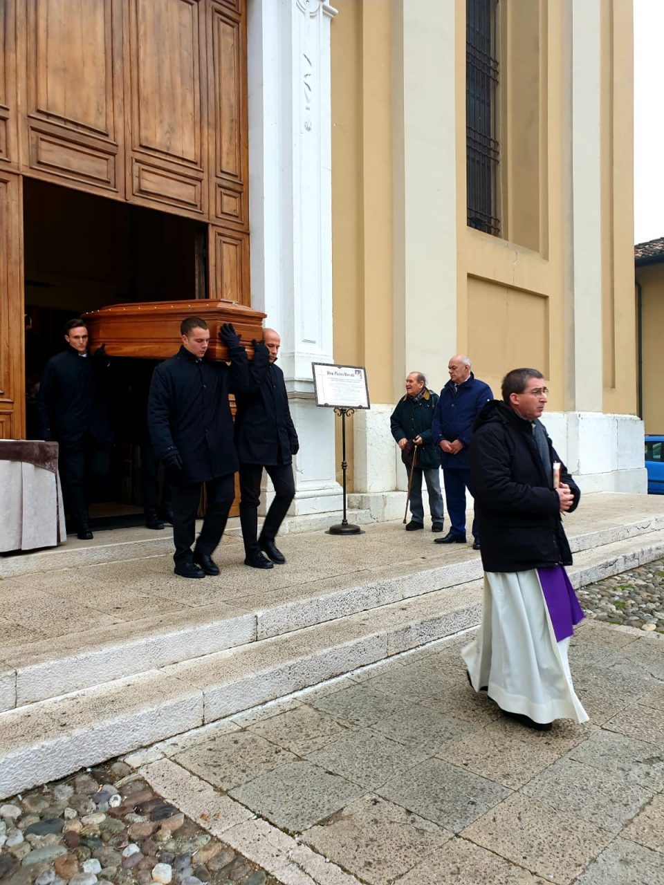 Anche il Vescovo per l’ultimo saluto a don Rovati