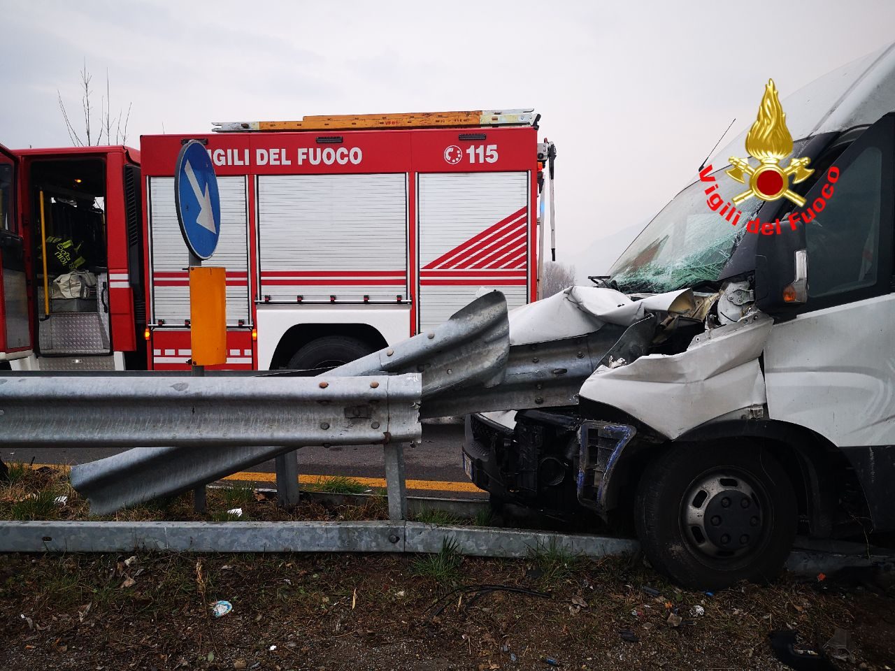Intrappolato dopo lo schianto: salvato dai Vigili del fuoco
