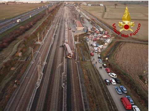 Treno Frecciarossa deragliato all’alba, i Vigili del fuoco in azione VIDEO