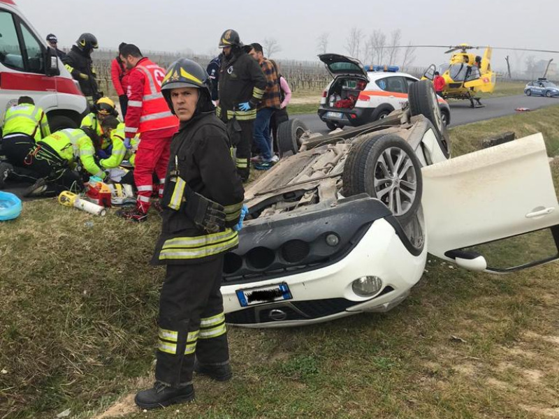 Auto fuori strada a Pozzolengo, trasportato in elicottero bimbo di 15 giorni