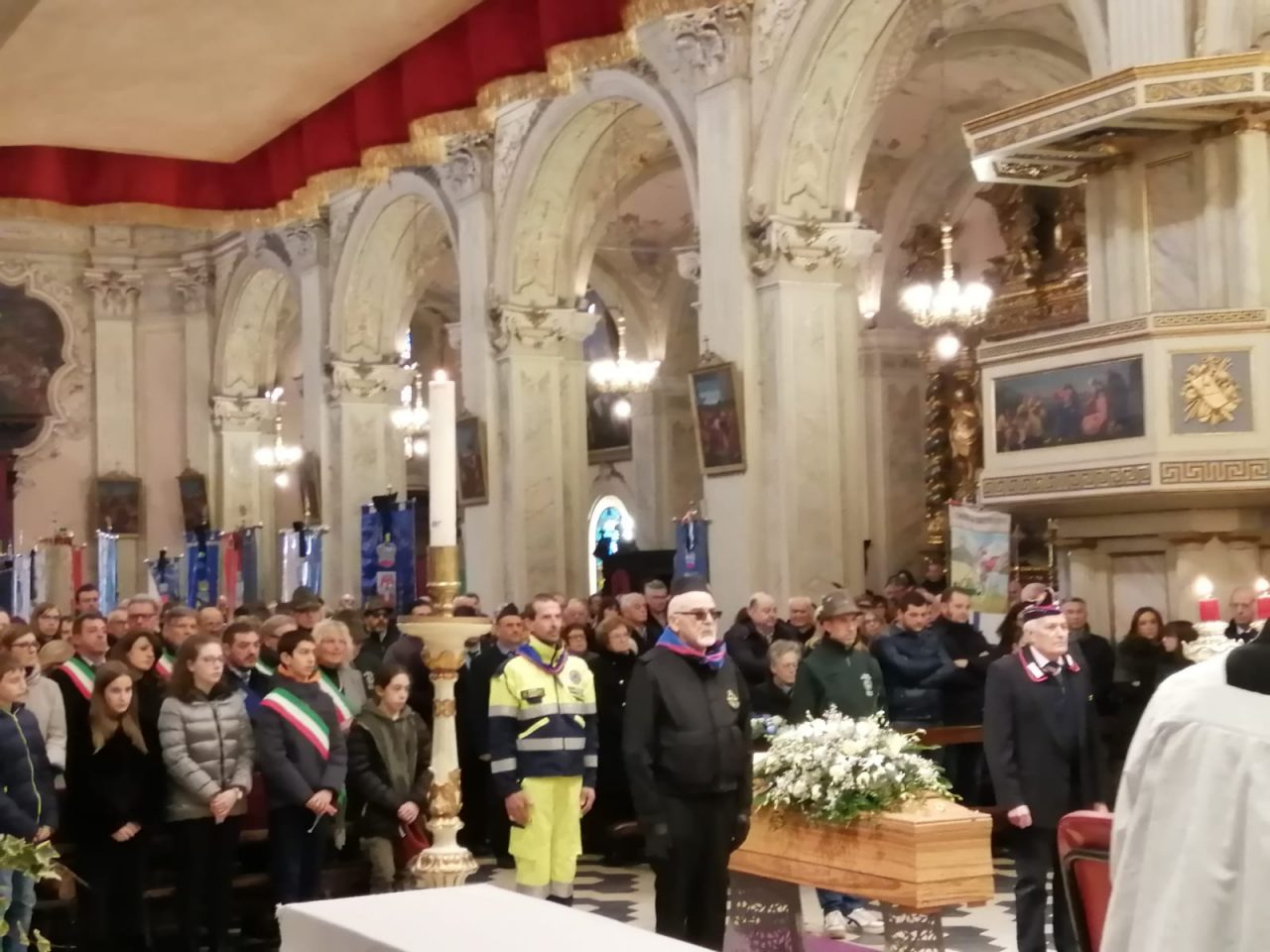 Una folla commossa per l’ultimo saluto all’ex sindaco Andrea Soregaroli