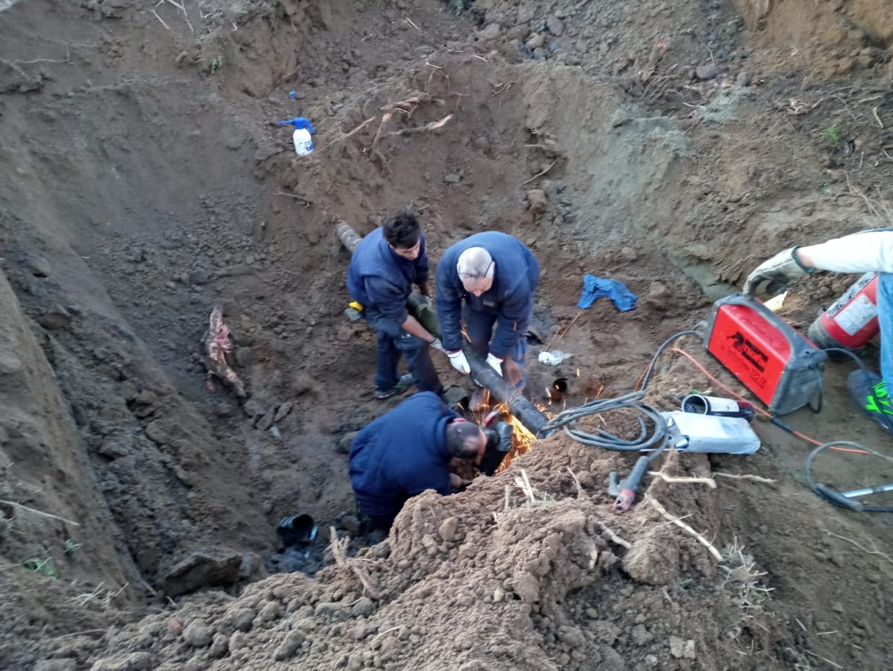 Cerca di estirpare una pianta ma danneggia la tubatura lasciando due paesi senza gas