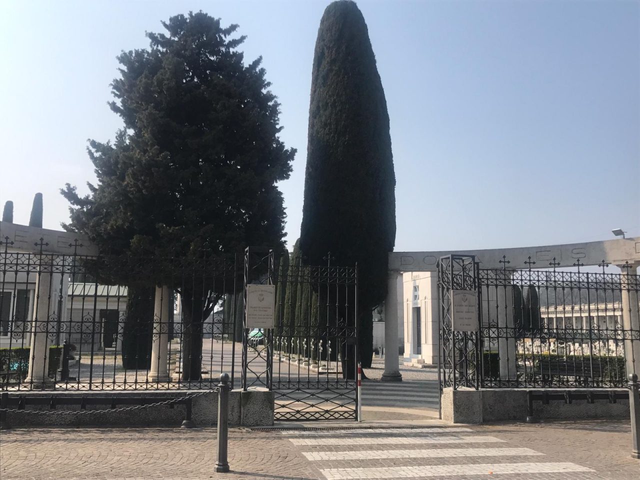 Montichiari: il cimitero aperto con accessi limitati accoglierà anche chi è in attesa di cremazione