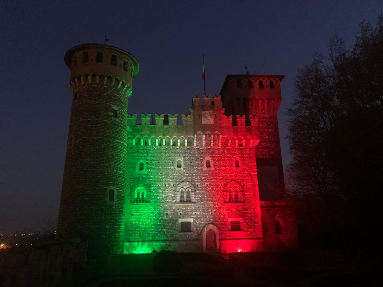 Coronavirus: Montichiari, dopo la Pieve, accende con il Tricolore il Castello.