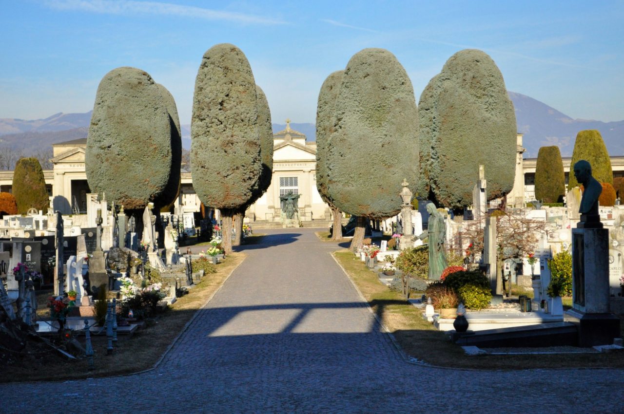 Il sindaco chiude i cimiteri