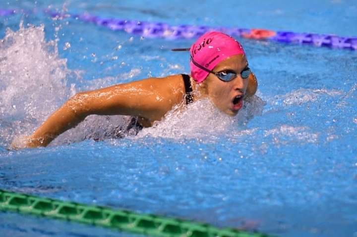 Alice Marini campionessa in acqua, al collo la medaglia d’oro regionale