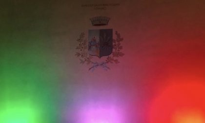Si accende il tricolore sul municipio di San Gervasio Bresciano
