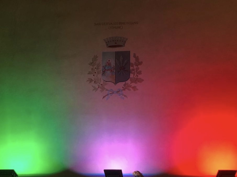Si accende il tricolore sul municipio di San Gervasio Bresciano