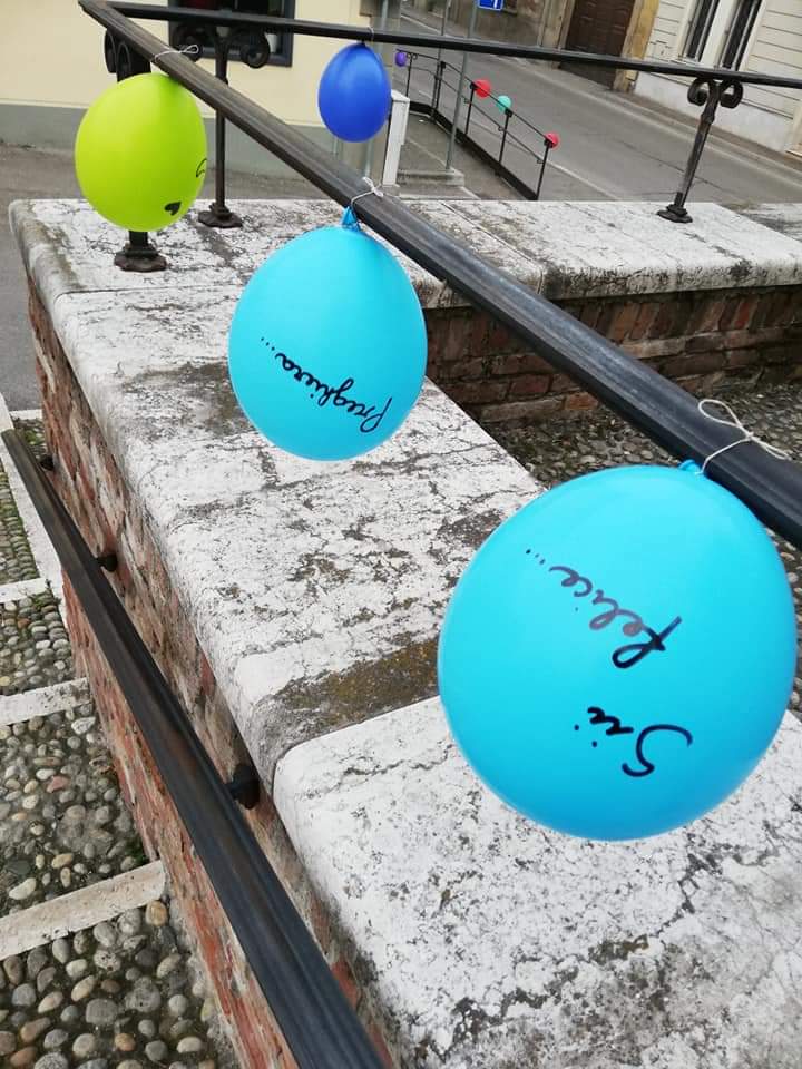 Gambara palloncini con messaggi di speranza