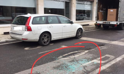 Si allontana lasciando la borsa in auto: donna derubata a Travagliato