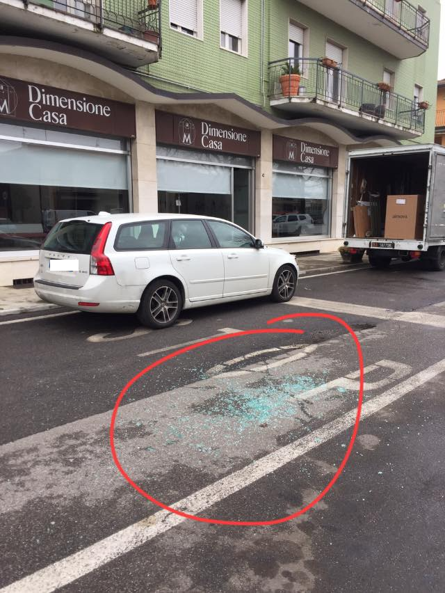 Si allontana lasciando la borsa in auto: donna derubata a Travagliato