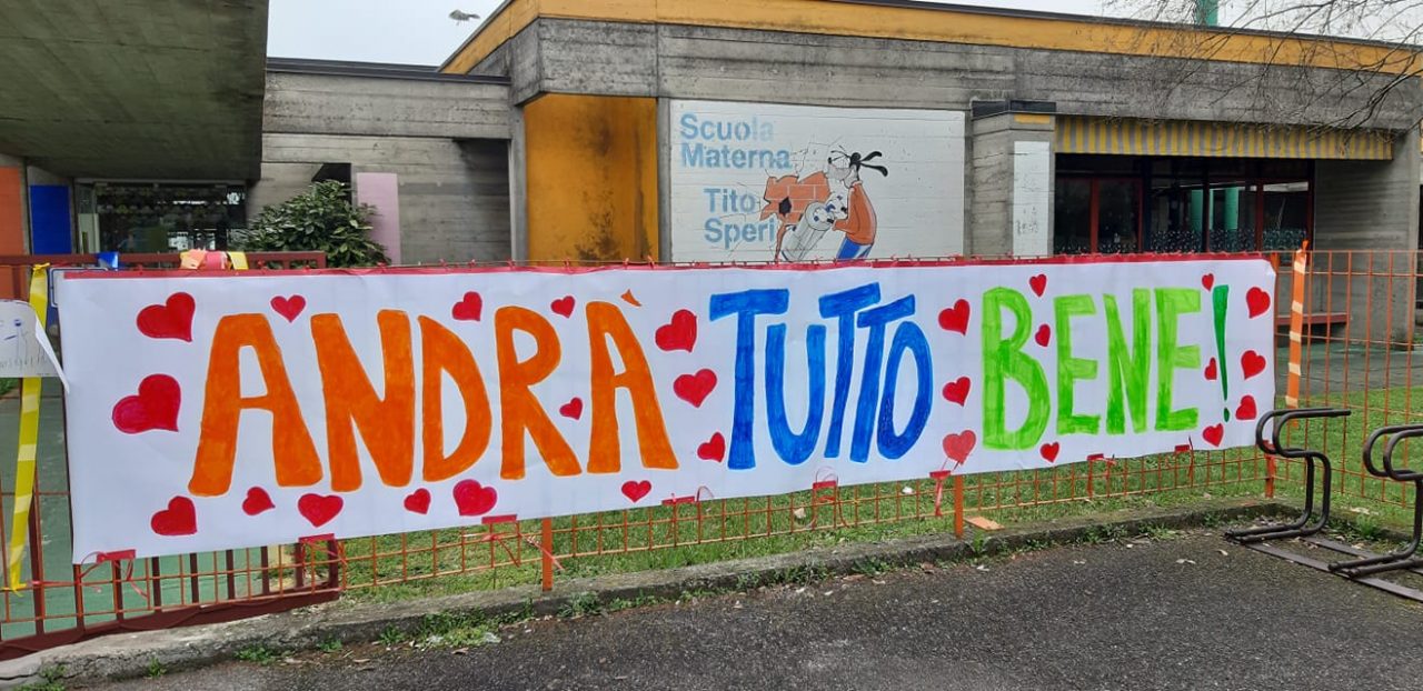 “Andrà tutto bene”: lo striscione fuori alla scuola di Castrezzato