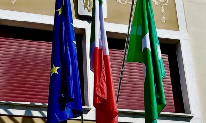 Coronavirus: fiocco nero sulla bandiera del Comune di Castrezzato