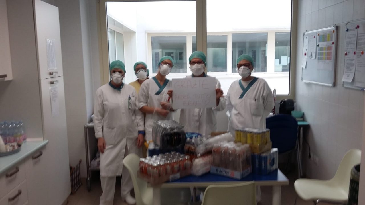 Coronavirus: donate bevande e acqua al personale degli Spedali Civili di Brescia