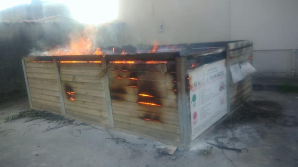 Green service in fiamme ancora una volta, arrivano i Vigili del Fuoco