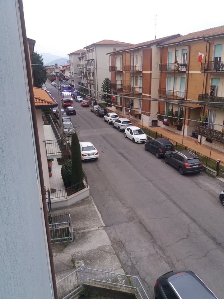 Non risponde ai vicini di casa, sul posto ambulanza e carabinieri