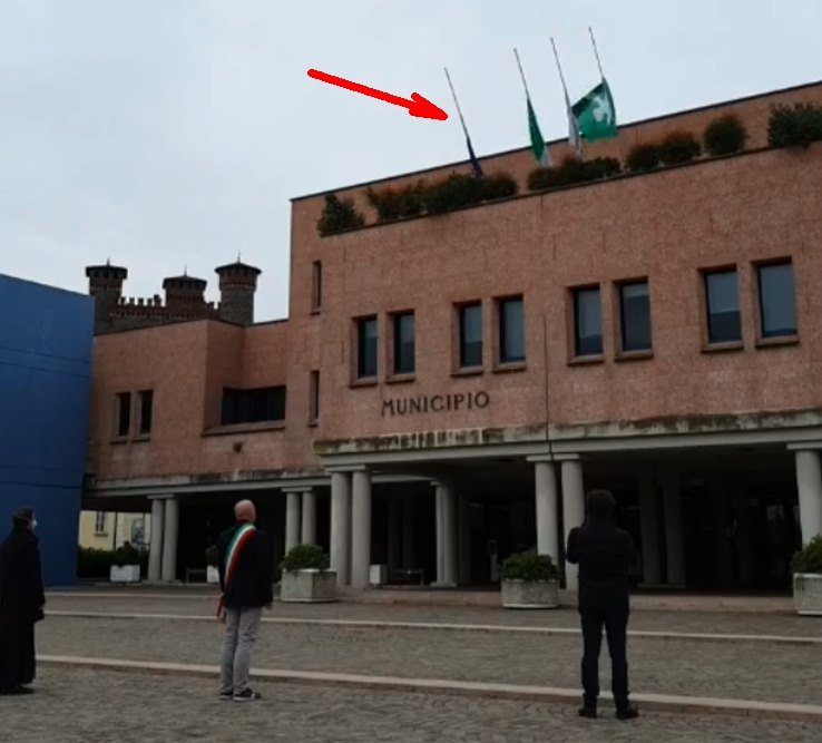 Montichiari, la bandiera dell’UE spostata da quelle dell’Italia, del Comune e della Regione Lombardia