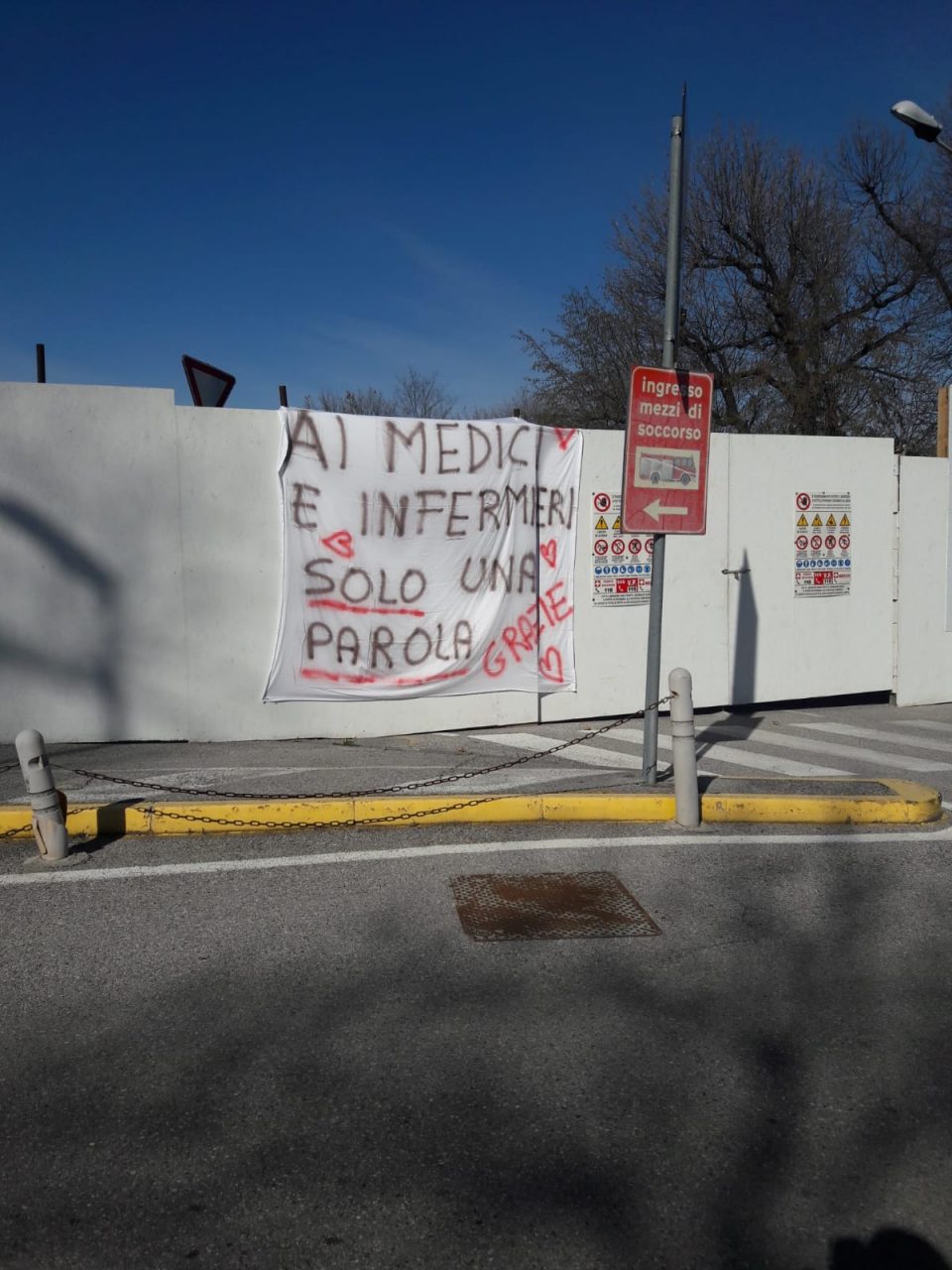 #eroiconlamascherina: sosteniamo chi opera nel settore sanitario