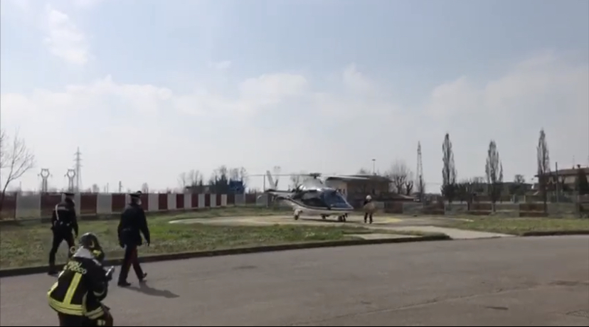 Coronavirus: elicottero militare atterrato dai pompieri per aiutare gli ospedali VIDEO