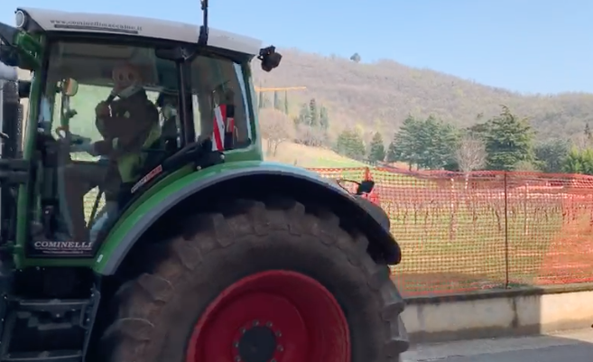 Luigi Caimi: il sindaco che ha trasformato il suo ufficio in una sartoria per mascherine