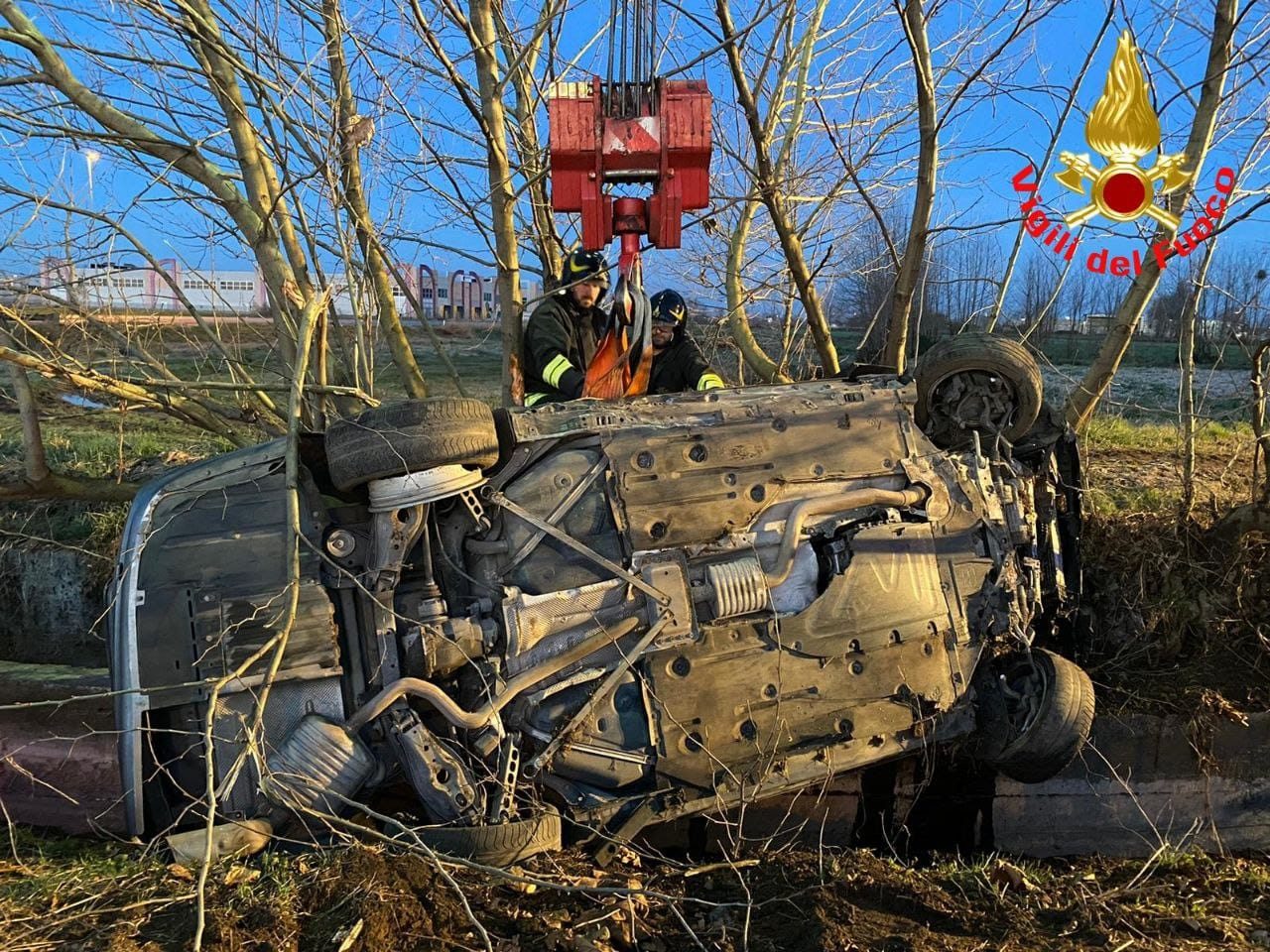 Ribaltamento nella notte: quattro persone ferite