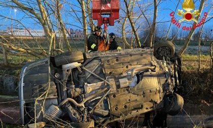Ribaltamento nella notte: quattro persone ferite