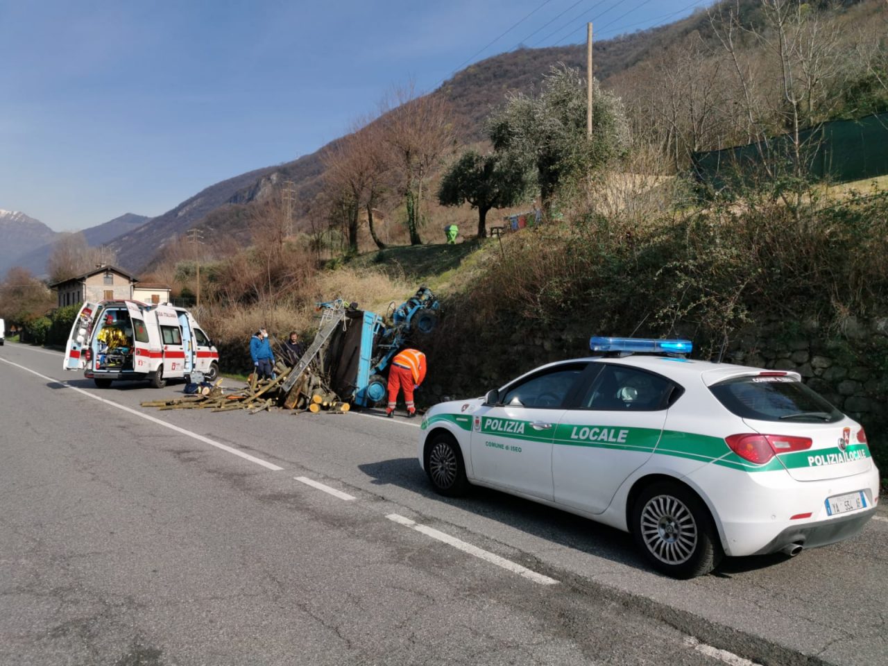 Si ribalta in strada con il trattore carico di legna: paura per un iseano