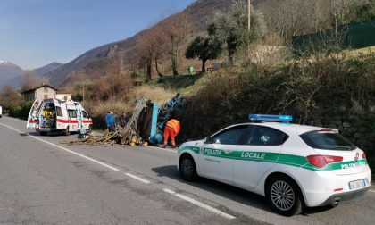 Si ribalta in strada con il trattore carico di legna: paura per un iseano