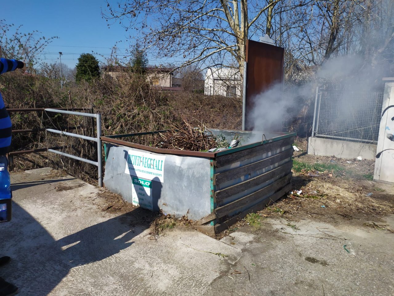 Gettano le braci fra i rifiuti vegetali, sfiorato l’incendio