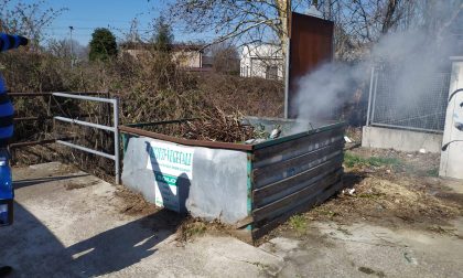 Gettano le braci fra i rifiuti vegetali, sfiorato l’incendio